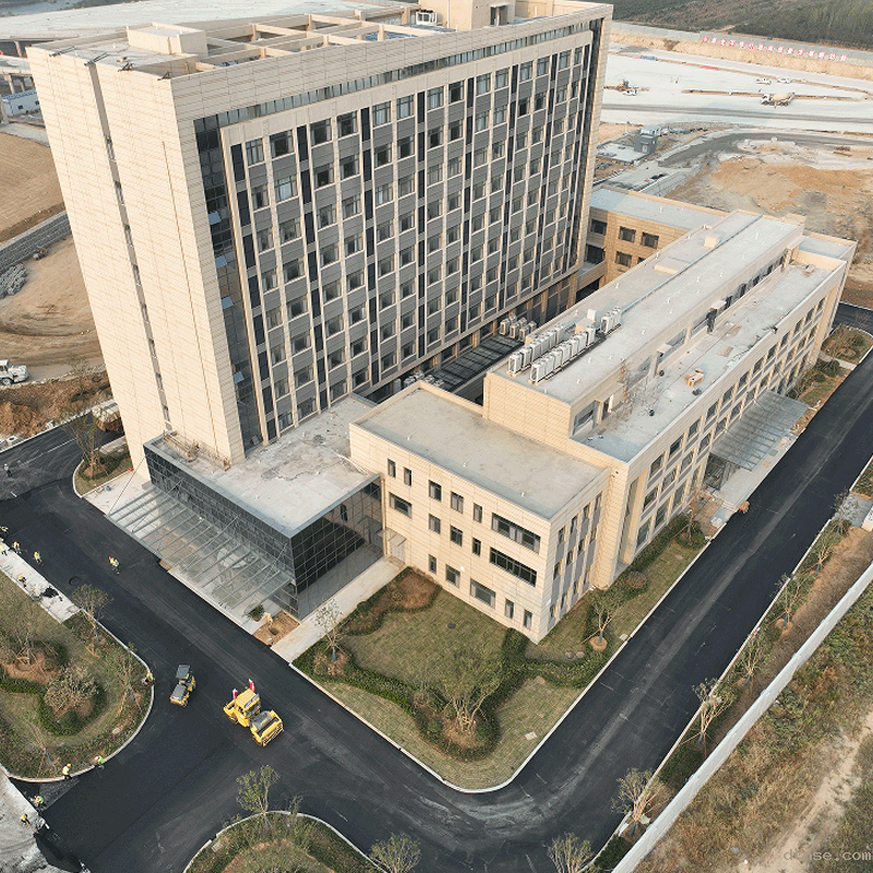 悠米游戏汇智宾馆环路首段沥青摊铺完成