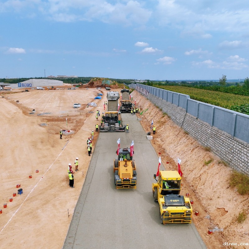 悠米游戏智能网联测试场顺利完成级配碎石底基层试验段摊铺