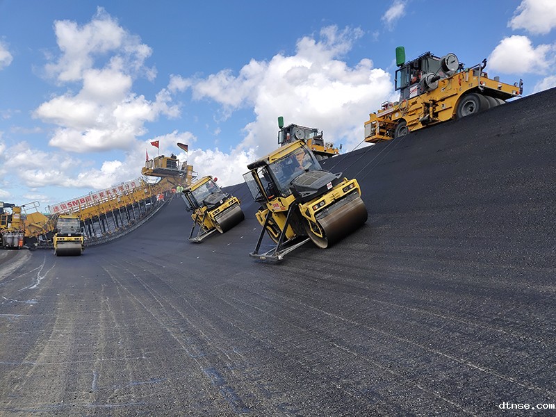 2019年10月德国建筑公司SMB负责进行高速环道的曲线摊铺